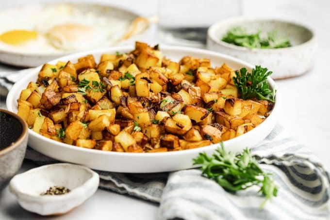 https://thewholecook.com/wp-content/uploads/2021/11/Skillet-Breakfast-Potatoes-1-3-680x454.jpg